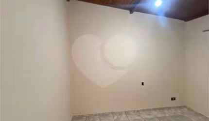 Casa Térrea com 3 dormitórios, sendo 2 suítes.