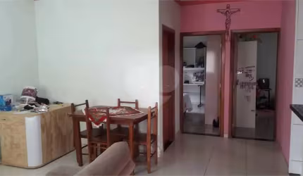 Casa térrea com 2 dormitórios.