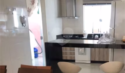 Casa térrea com 1 dormitório.