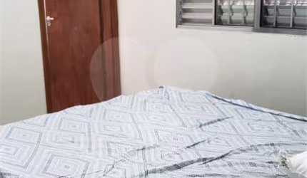 Casa Térrea com 2 dormitórios, sendo 1 suíte.
