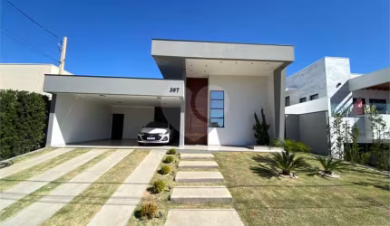 Casa térrea no condomínio de alto padrão Damha III.