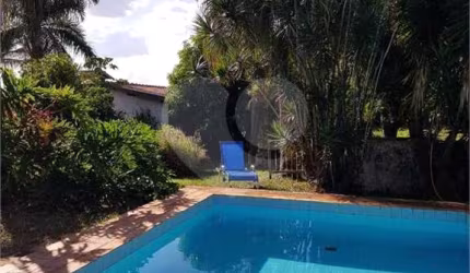 Casa térrea com piscina para venda no Parque Santa Marta