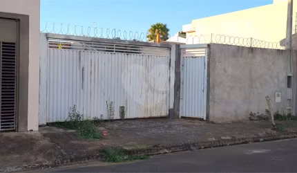 Terreno murado com portão e concertina no Jardim Embaré,