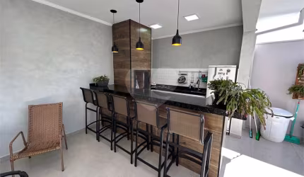 Casa a venda, localizada na Vila Monteiro com 03 dormitórios