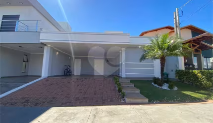 Casa térrea com piscina para venda no Condomínio Quebec.