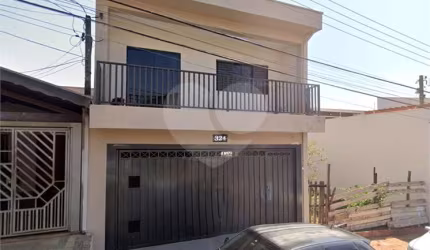 Sobrado com 3 dormitórios.