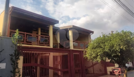 Casa à Venda na Rua Principal do Parque Fehr com Aquecedor Solar