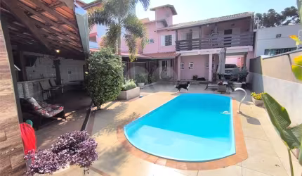Casa à Venda no Santa Marta com 3 Suítes e Piscina