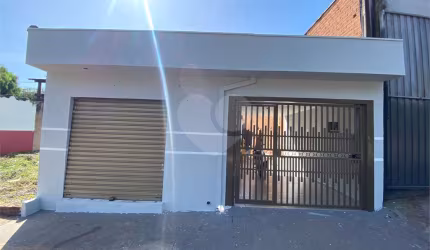 Casa térrea com salão comercial para venda no Santa Felícia.