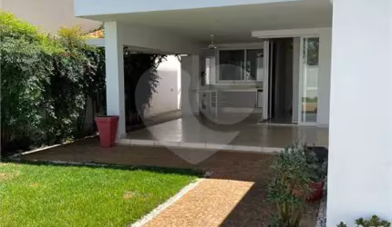 Casa à Venda de 4 dormitórios suítes em São Carlos, no Condomínio Damha I