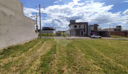 Lote à Venda em São Carlos, no Condomínio Villeneuve I