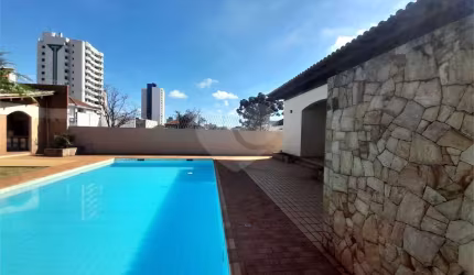 Casa para Aluguel na Rua São Joaquim – Excelente Ponto Comercial com Piscina