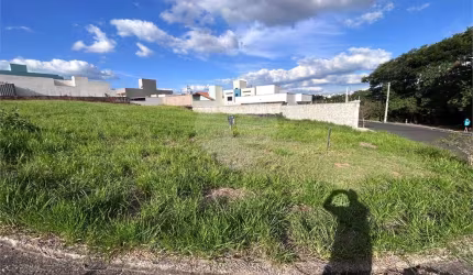 Terreno amplo localizado  a venda.