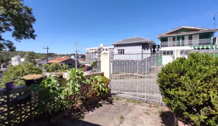 Casa em Pinhais , terreno com tres casas