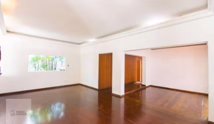 Casa Térrea com 300m² Construídos a 200m do Metrô Eucaliptos – Moema