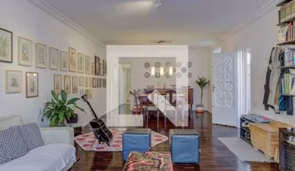 Casa à venda com 211m², 3 quartos e 2 vagas 3 quartos