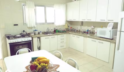 Casa com 3 dormitórios, Suíte, cômodos grandes e espaço Gourmet.