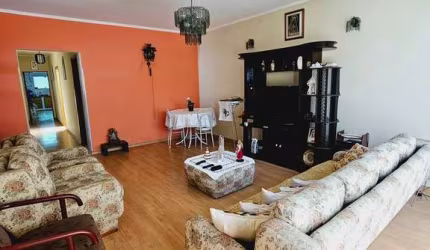 Casa e Sobrado no mesmo terreno. Ambos com 3 dormitórios, garagem e quital.