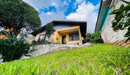 Casa com 3 quartos à venda na Rua Tancredo Feijó, 678, Rio Branco, Caxias do Sul por R$ 370.000