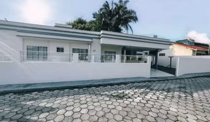 Casa térrea 3 dormitórios sendo 1 suíte única no terreno a 1.400 metros da praia