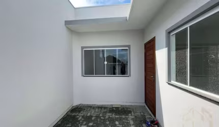 Sobrado com 2 quartos , 1 banheiro ,1 garagem distancia de  1,8 km da praia