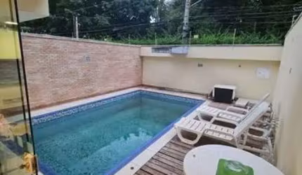 Casa Térrea, 4 dorms, 2 suítes,  lareira, 3 salas, Churrasqueira, Piscina, Quintal - FL22