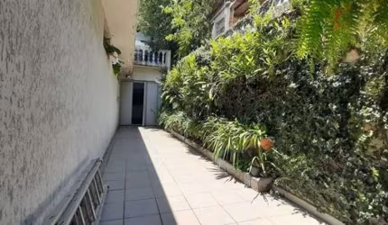 Casa Térrea, com quintal, e varias vagas de garagem - FL22