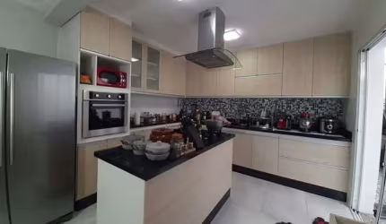 Linda casa Térrea, Reformada, 2 dorms, 2 Wc, 4 vagas e lazer - FL22