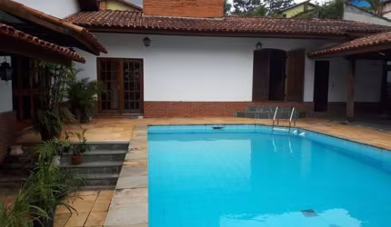 Vendo casa assobradada Ao lado do Shopping Granja Viana. 3 dorms, 1 suíte, 6 vagas, sala para 2 ambi