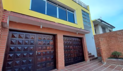 Vendo lindo sobrado, 3 dorms, 1 suite, 4 vagas, quintal - FL22