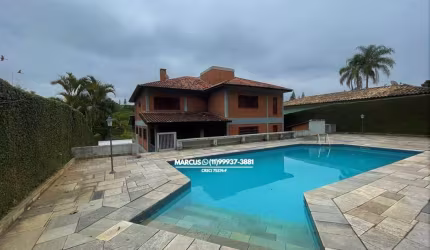 Casa no miolo da Granja Viana c/ 4 dorms; 2 suítes, 12 vagas, piscina . FL23