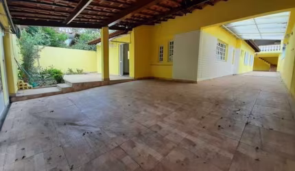 Linda casa Térrea em condomínio, Reformada, 3 suites, 5 Wc, 6 vagas e churrasqueira - FL22