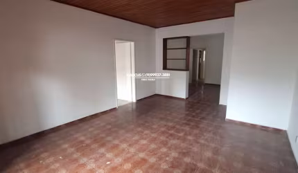 Casa térrea na Vila Indiana com 300m² de terreno, 3 quartos, suíte, quintal, 2 vagas, terraço.FL23