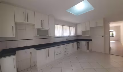 Casa em condomínio com 3 dormitórios e 2 vagas. FL15