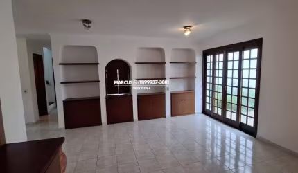 Sobrado na Vila Universitária com 3 dormitórios sendo 1 suíte, e vagas cobertas.