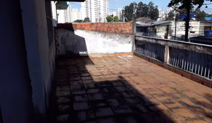 Casa térrea assobradada no Butantã com 2 dorms, sala, cozinha, quintal, terraço. FL23