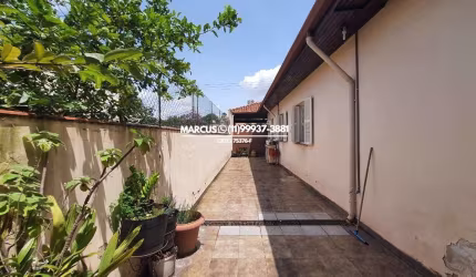 Casa térrea no Jd. Bonfiglioli com 3 dormitórios, sendo uma suíte e 4 vagas de garagem. FL23