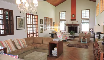 Linda casa em estilo colonial c/ 4 suítes c/ armários nos pisos superiores, sendo 3 c/ closet. FL23
