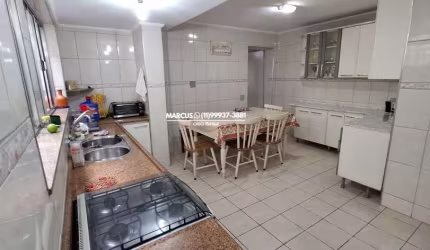 Sobrado na Vila Sônia com 3 quartos, sendo uma suíte, quintal, 3 vagas de garagem. FL23