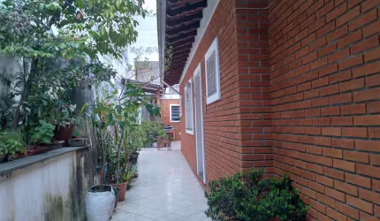 Jardim Centenário: Casa térrea espaçosa com quintal e 2 suítes - Perfeita para sua família!  FL12