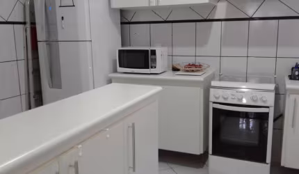 Sobrado Exclusivo em Condomínio, 160m², 4 Suítes, Ampla Sala e Garagem para 4 Carros - FL43