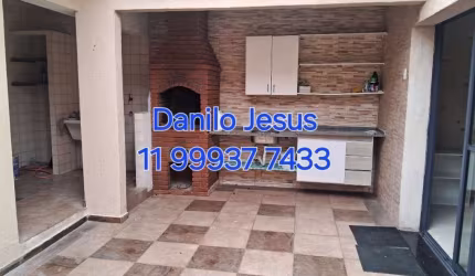 Casa com 3 dormitórios, quintal com churrasqueira, at condicionado e 2 vagas. FL51