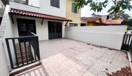 CASA 4 QUARTOS COM VARANDA AREA GOURMET COM CHURRASQUEIRA FL48