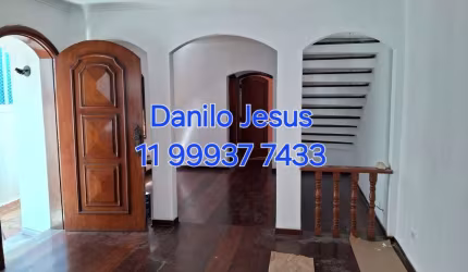 Casa com 3 dormitórios,  2 vagas, 3 banheiros. FL51