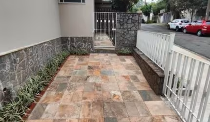 Casa térrea próxima de comércios.