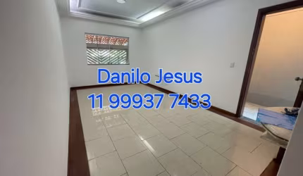 Casa com 3 dormitórios sendo 1 suíte, varanda,  4 banheiros e 2 vagas. FL51