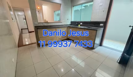 Casa com 3 dormitórios sendo 1 suíte 4 banheiros e 2 vagas. FL51