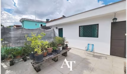 CASA ISOLADA COM 250m² de TERRENO - 3 DORMITORIOS COM 5 VAGAS