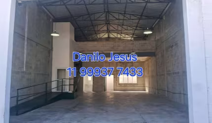 Galpão com aproximadamente 300m² 3 banheiros, 3 vagas e Elevador. FL51