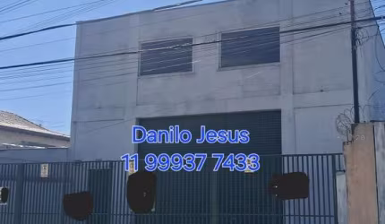 Galpão com aproximadamente 300m² 3 banheiros e Elevador. FL51